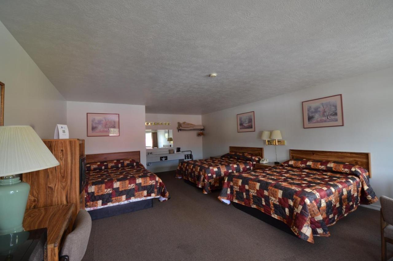 Dude & Roundup Motel West Yellowstone Exterior photo