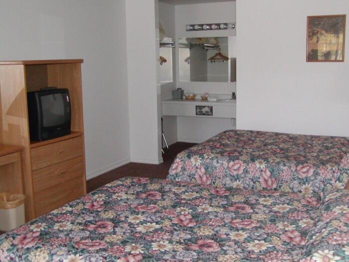 Dude & Roundup Motel West Yellowstone Room photo