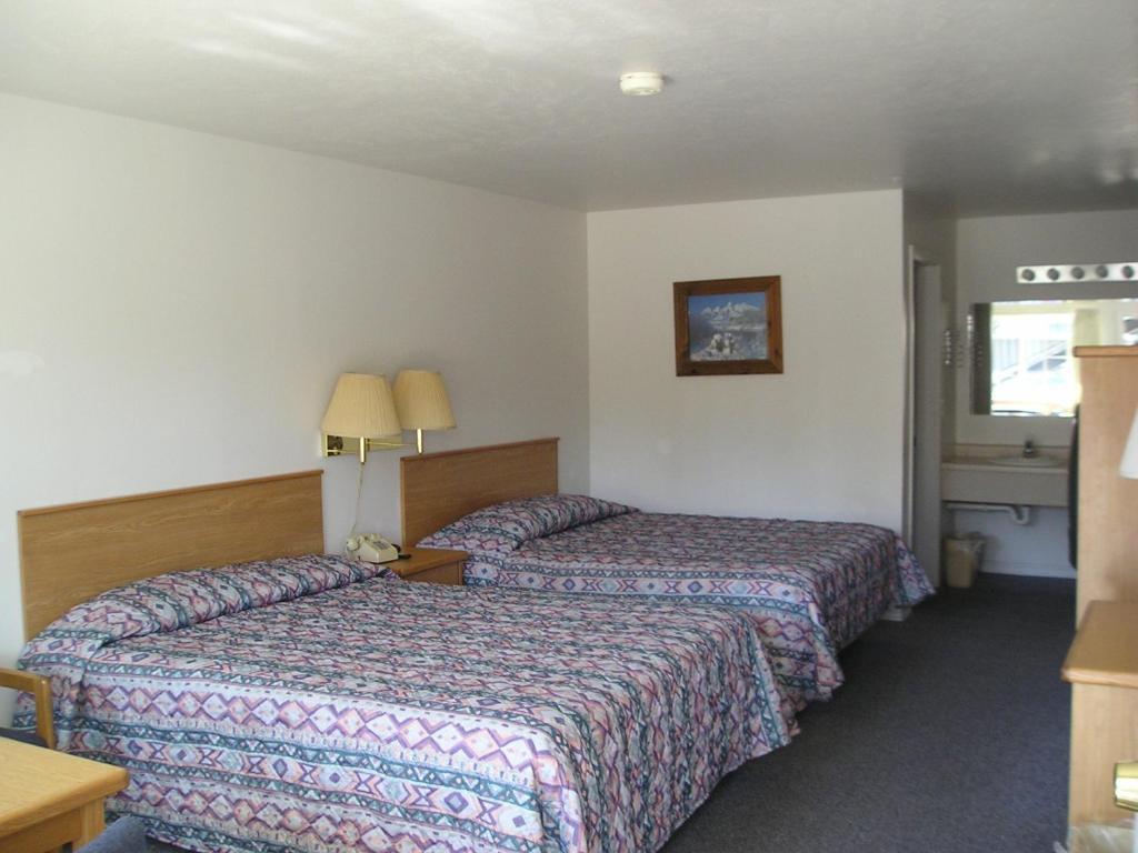 Dude & Roundup Motel West Yellowstone Room photo
