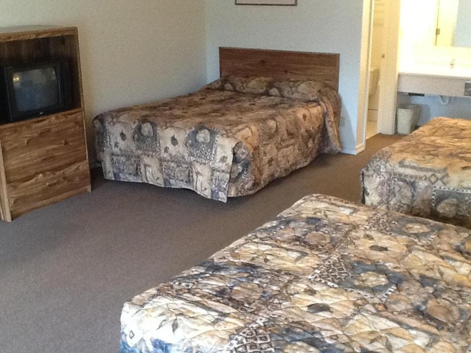 Dude & Roundup Motel West Yellowstone Room photo