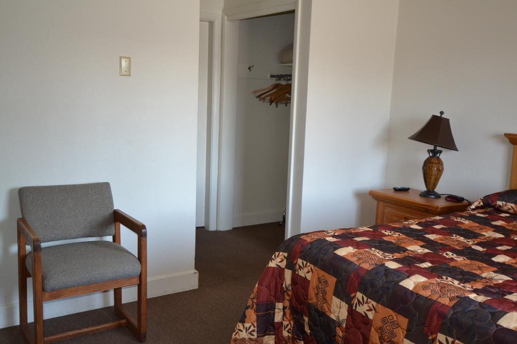 Dude & Roundup Motel West Yellowstone Exterior photo